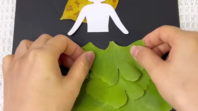 Use ginkgo leaves to make a beautiful princess dress. Try it!