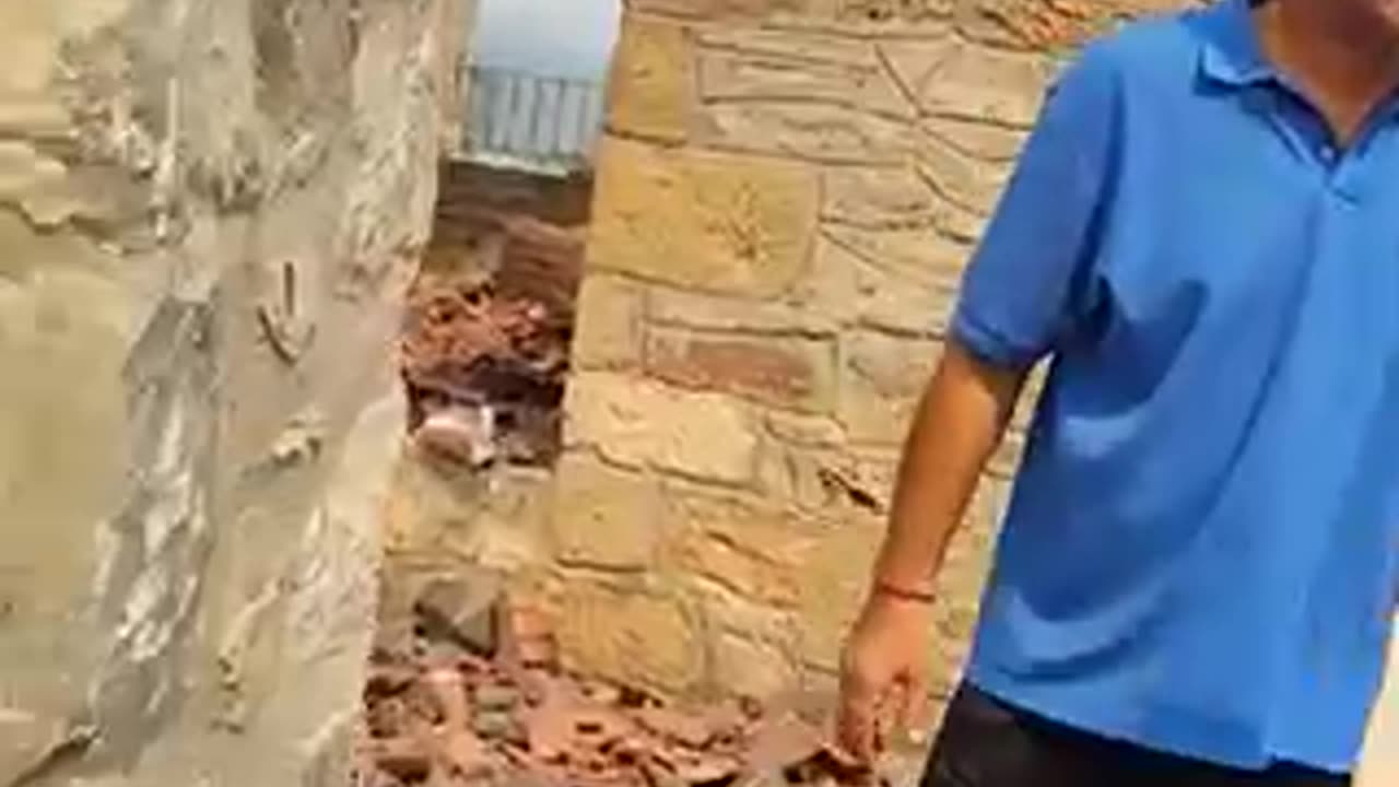 Έκοψαν τά χέρια Του Εσταυρωμένου.