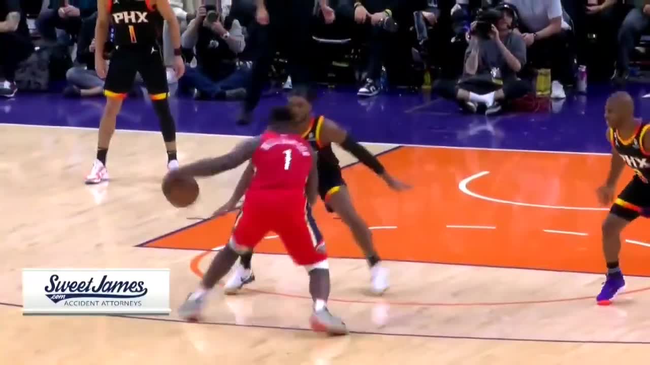 Zion grabs Chris Paul's ankle 👀