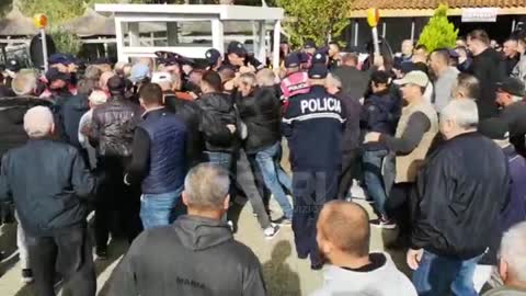 Protestuesit përplasen me polcinë, largojnë kabinën e trarit nga rruga