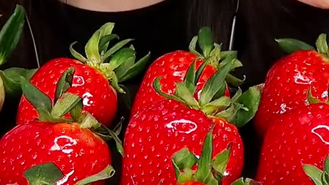 Candied Strawberry Tanghulu #zoeyasmr #zoeymukbang #bigbites #mukbang #asmr #food #먹방 #틱톡푸드 #candied