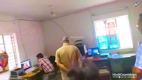 इन कर्मचारियों का निकम्मापन देख, इन्हे कूटने का दिल करेगा | Bad Employees Caught on Camera