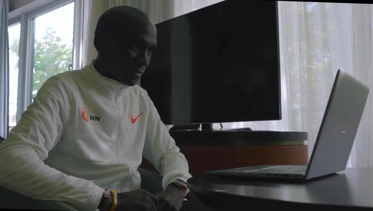 Lewis Hamilton wishes Eliud Kipchoge ahead of BMW Berlin marathon.