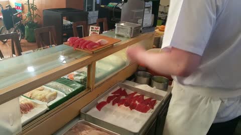 日本の寿司 すし早握りJapanese sushi training.