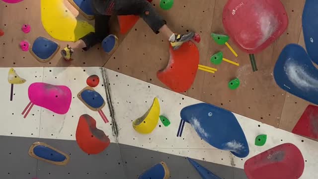 One starting v4 is slightly difficult, and two dynamic lines static v3. Try [Wangchai]