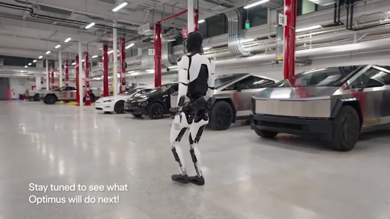 Tesla shows off the new Optimus humanoid robot