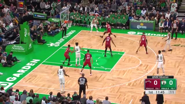 🔥 Jayson Tatum is ON FIRE tonight 🔥 28 PTS in just 20 minutes of action in the first half