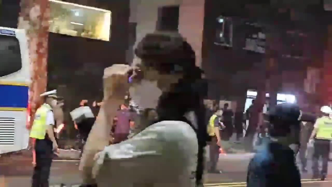 20200918_V3_S01(m2epC89QSWw)청와대 앞 집회해산 과정에 국민을 단체로 위협(_)하는 이상한 경찰 모습