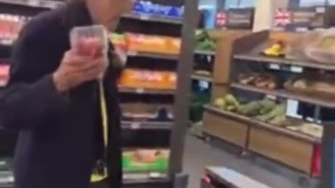 Using cash in a “ cashless “ store