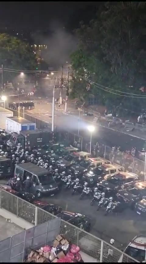 Torcedores do São Paulo e PM se enfrentam após título da Copa do Brasil