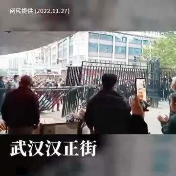 Anti-Lockdown Protestors Tear Down Barricades in Wuhan