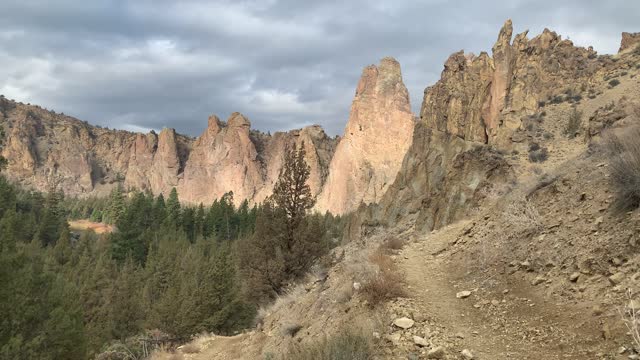 Central Oregon – Smith Rock State Park – Climbing the Valley – 4K