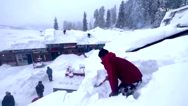 Heavy snow blankets Gulmarg, India