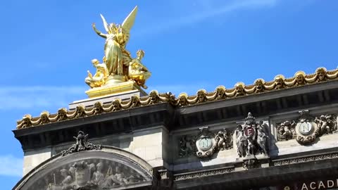 American Tourists Enjoy the Euro Being Equal to the Dollar
