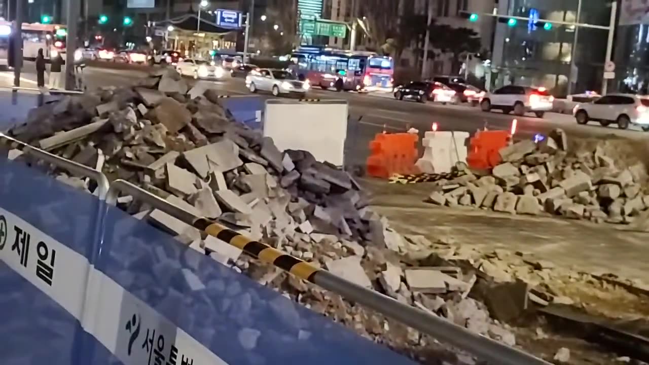 20210224_V3_S04(F5vz-mhyqs0)공사 마친지 알마나 되었다고 같은 장소에 또 공사를_ 서울시청 부근 동화면세점 앞