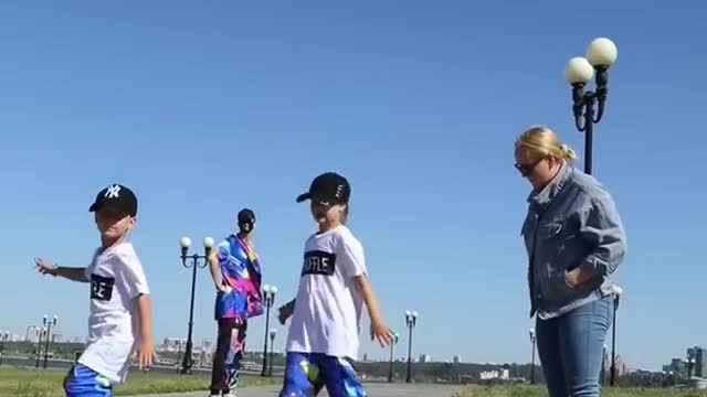 LITTLE KIDS TEACH MOM DANCING Tuzelity Shuffle