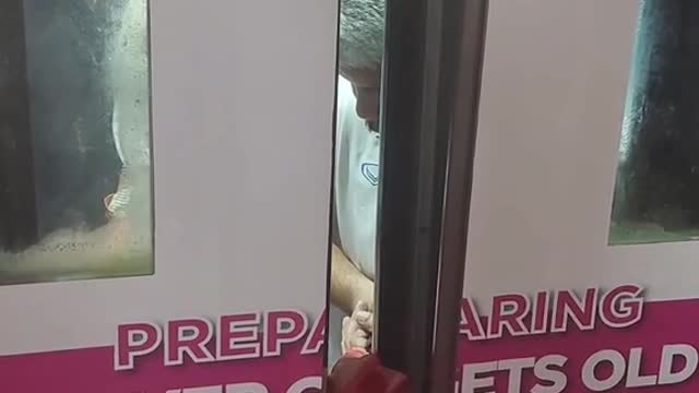 6 people & 1 deceased trapped in Jurong HDB lift