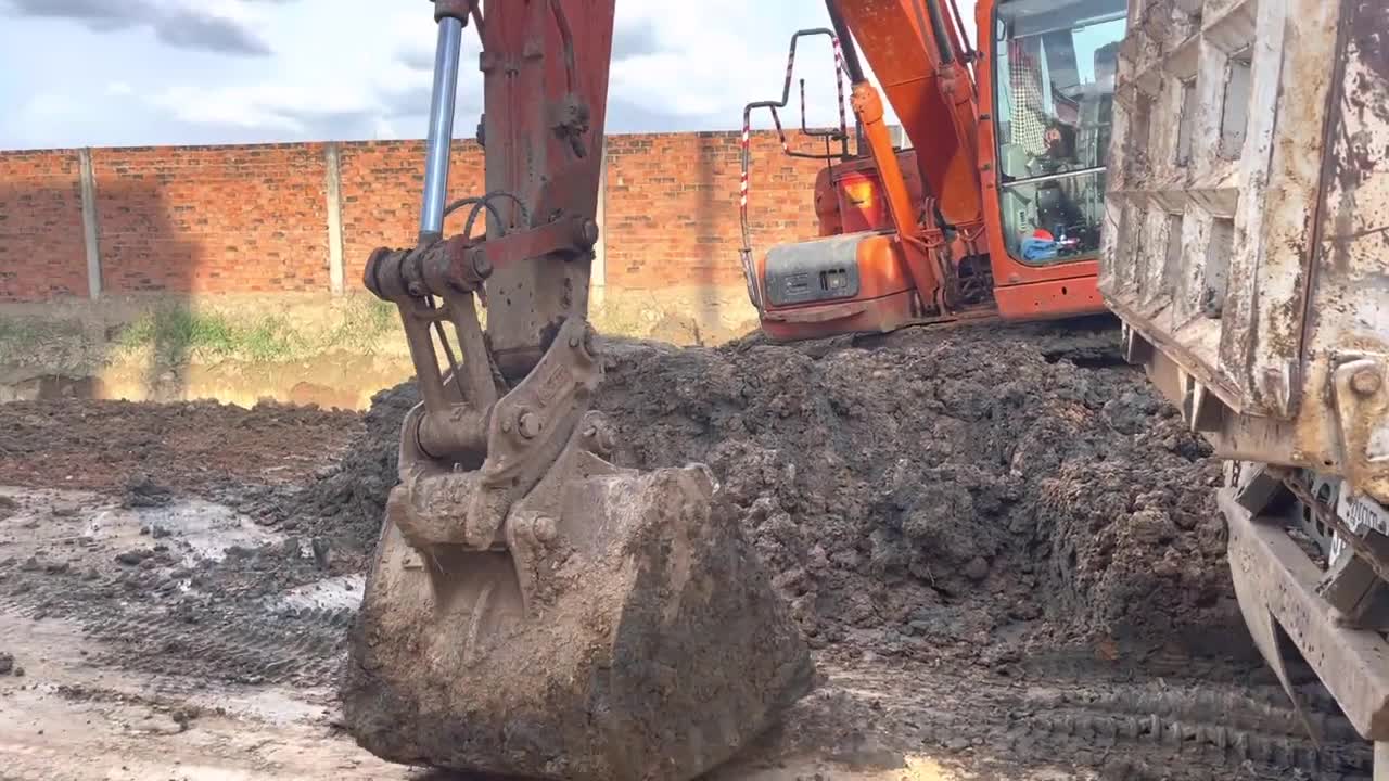 DOOSAN DX-300-LC-HD Excavator Dig mud Dirt To prepare drainage and roads Be Tong