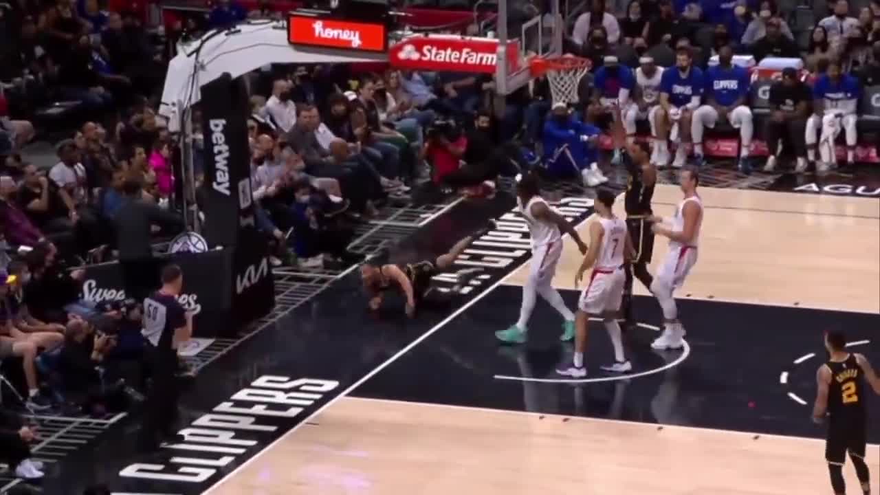 Steph Curry Gets Technical Foul, Mocks Ref Later With T Sign After Dagger