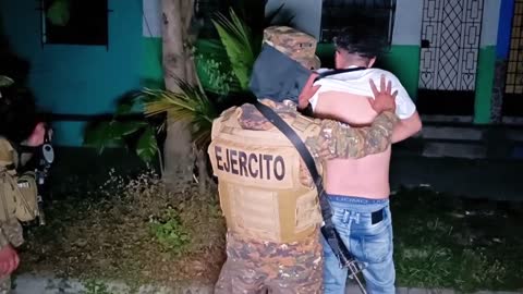 Militares cercam cidade salvadorenha