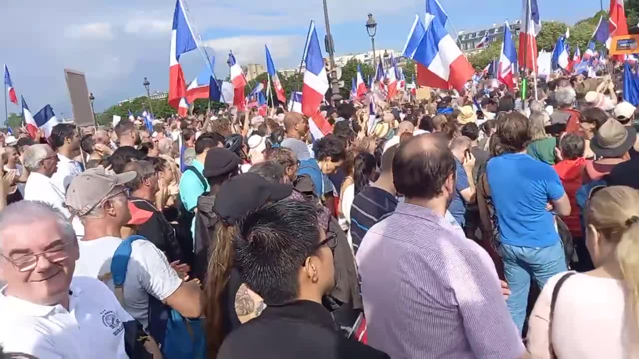 Fabrice Di Vizio intervient lors de la manifestation anti pass sanitaire à Paris