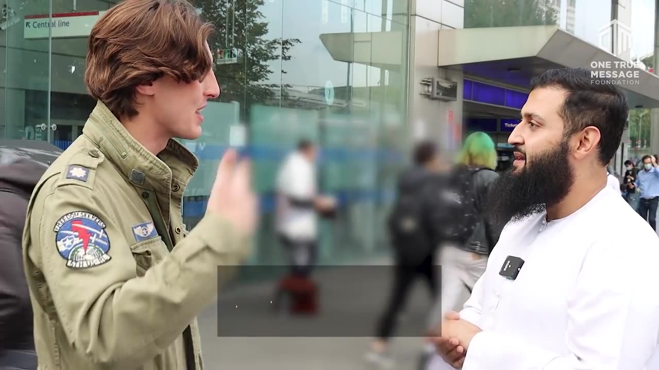 Christian Confronts Muslim after claiming ‘Jesus is Muslim