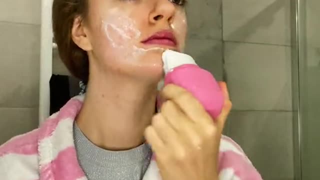 The Skinella is perfect to reduce acne