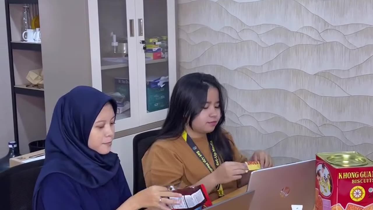 POV : SENGAJA MAKAN DIDEPAN TEMEN YANG LAGI PUASA