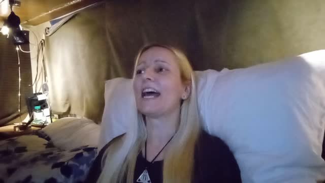 The singing sick celiac acoustic karaoke cover of "what's up" by 4 non blondes