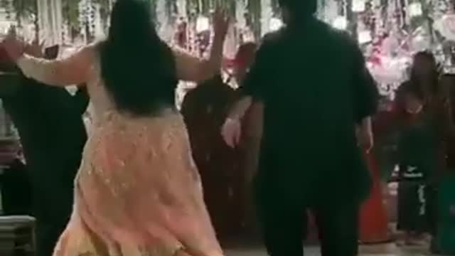 unbleaveable couple dance on weeding