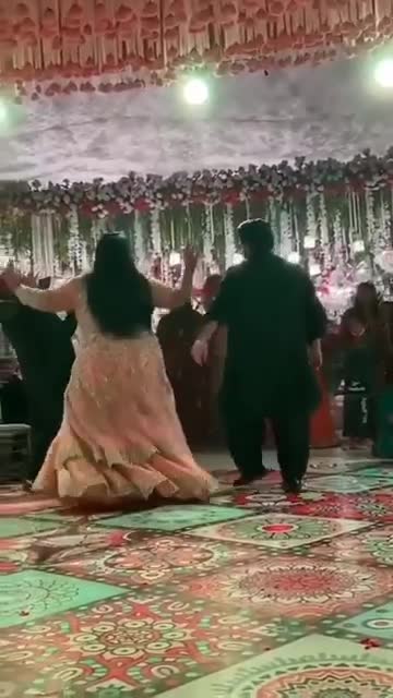 unbleaveable couple dance on weeding