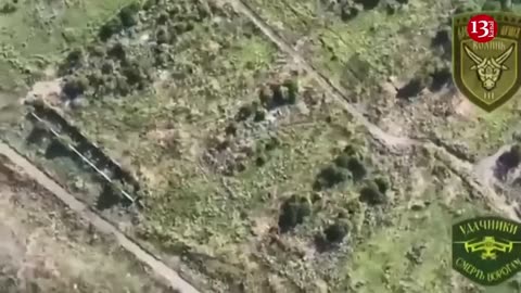 Getting into vehicle to escape, Russians are targeted by a drone-They seek to leave vehicle and flee