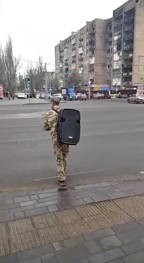 Russians Walk Around Mariupol Blair Stupid "I'm Russian" Song