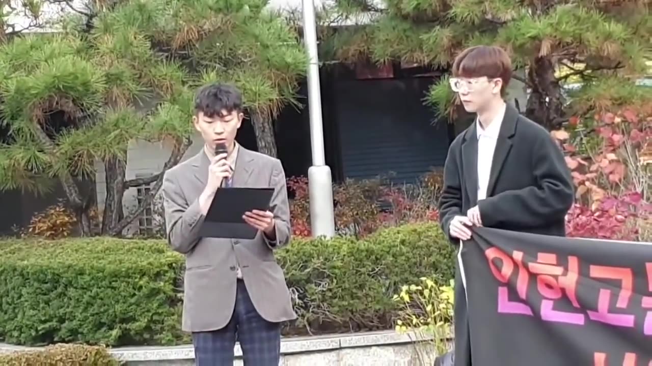 20191205_V3_S04(WTSLNdnuDx0)인헌고 김화랑군의 삭발식도중 엄마 할머니들이 무릎을 꿇고 속죄하는