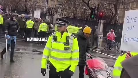 The MET police are now kettling farmers in groups, trying to suggest they’re ‘far-right.’