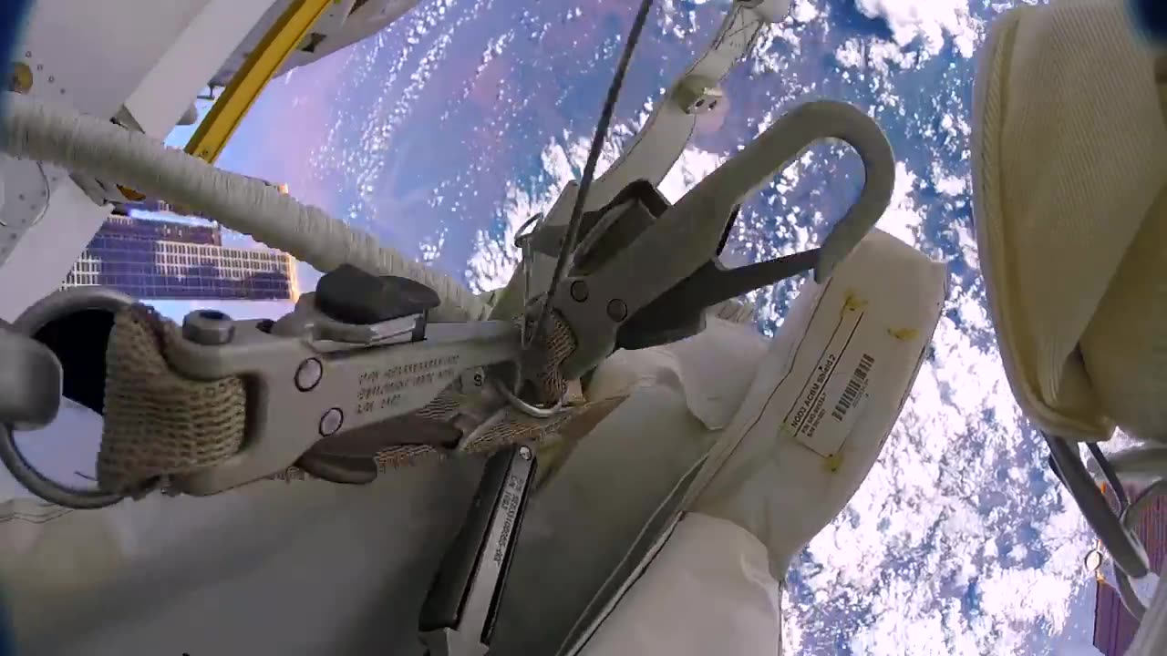 Astronautas pierden un escudo en el espacio por accidente (GoPro 8K)