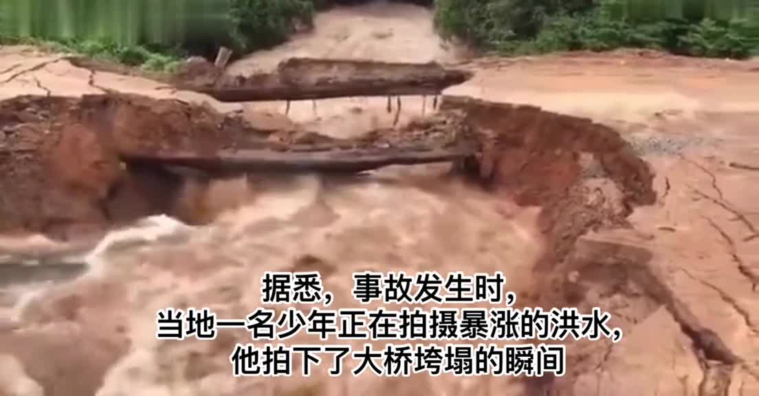 Scary! Cambodia's bridge collapsed by flood, and cyclists fell into the water and were washed away.