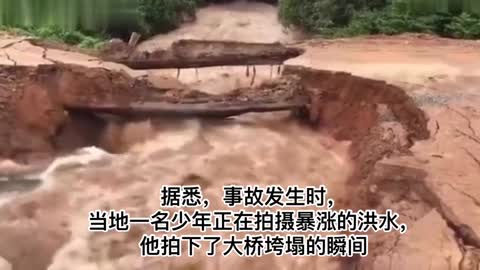 Scary! Cambodia's bridge collapsed by flood, and cyclists fell into the water and were washed away.