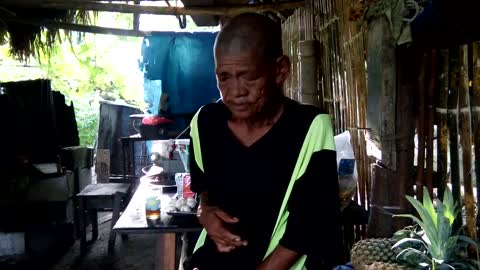 Old Man Eating Cigarette! Amazing Magic Trick! Only in the Philippines!