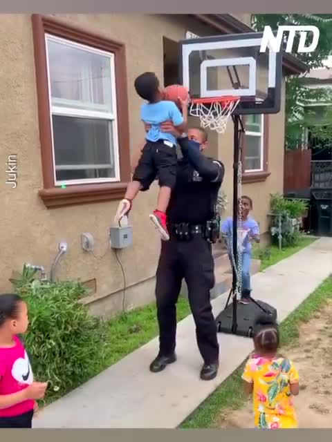 Police Officer Lifts Little Kids to Help Them Dunk Basketballs