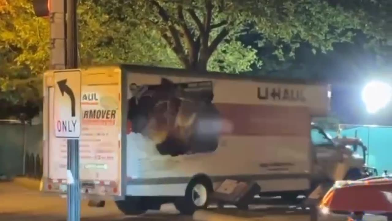 🚨#BREAKING: A U-Haul truck rams into security barriers outside the White House