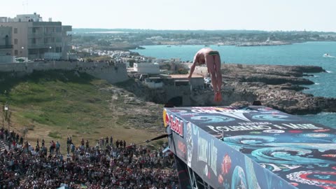 Cliff Divers Staying Fit