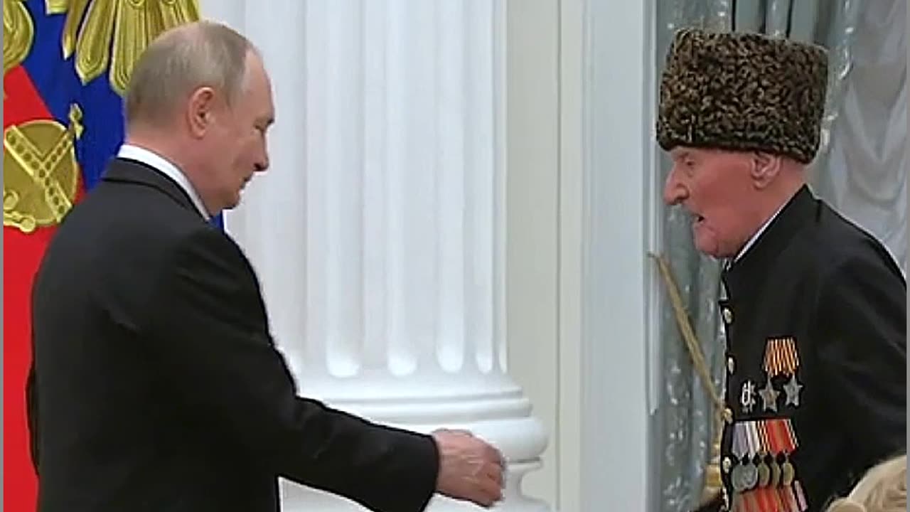 Vladmir Putin presented the star of hero to a russian veteran
