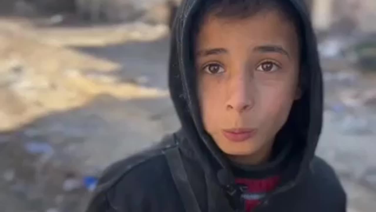 فرحة عارمة تغمر طفلًا فلسطينيًا بعد أن حصل على خبز من مكان انسحاب قوات الاحتــلال في غــزة