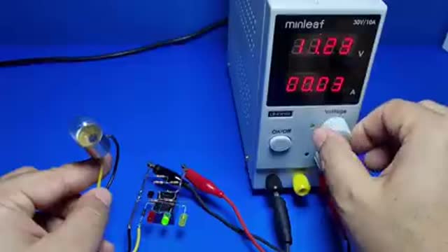 NEW 12V Battery Charger Circuit! No Setting Required! with battery condition indicator.