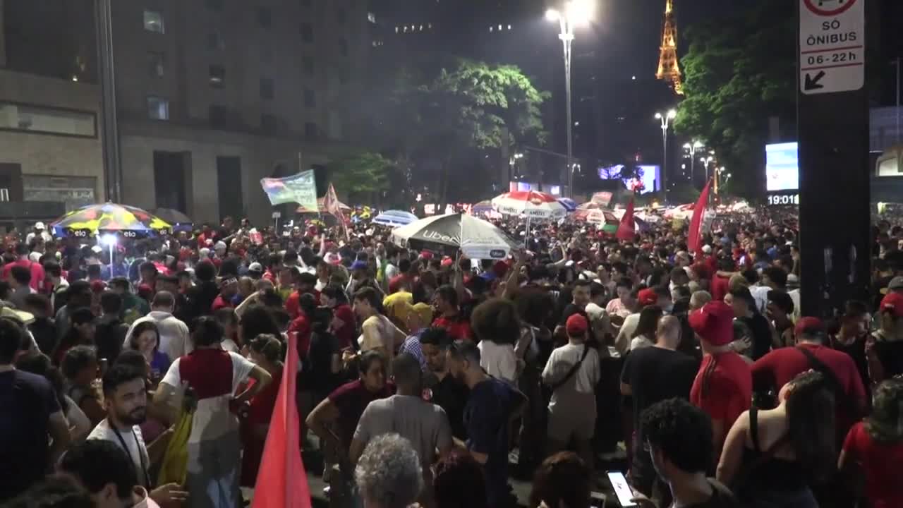 Brazil: supporters celebrate as Lula holds narrow leads | AFP