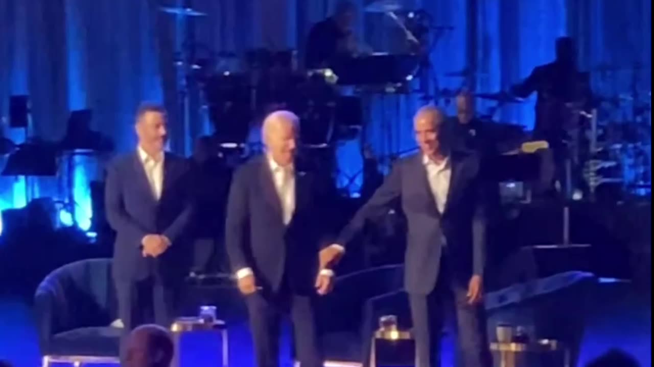 Biden Freezes on Stage at Fundraiser - Obama walks him off