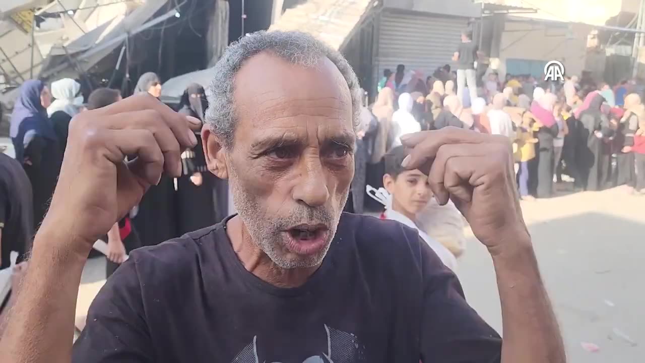 Gaza - Gazans formed long queues to buy bread