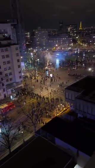 Armored Paris, demonstrations banned. Macron is afraid.