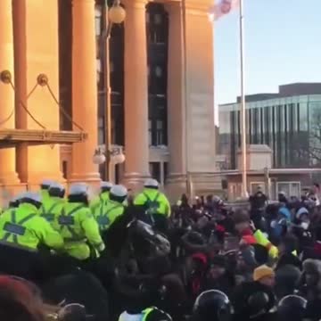 Dramatic Scenes in Ottawa, Police Rides Horses Into Crowd #freedomconvoy